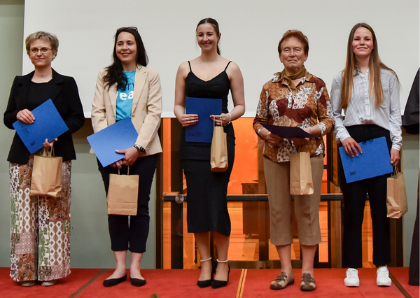 KarolínaKřesadlo KarolínaKřesadlo